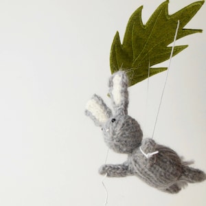 Bunny baby mobiel, bunny baby mobieltjes, grijs konijntje ornament, baby hangt mobiel, kerstornament, grijs kinderdagverblijf decor, konijn wieg mobiel
