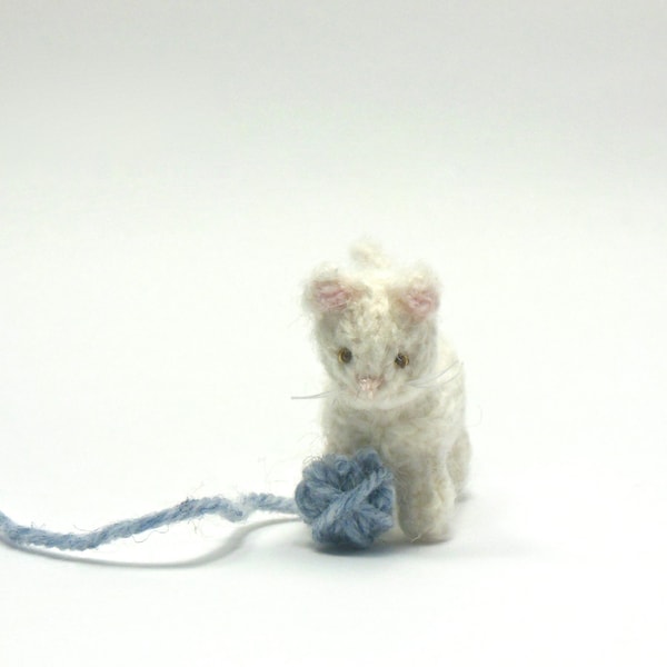 Miniature Cat, White Cat Ornament, Tiny Knit Animals, Dollhouse Cat, Fiber Sculpture, Miniature Collection