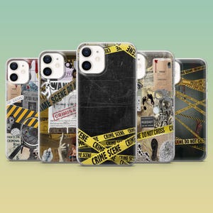 Puede incluir: Una colección de cinco fundas para teléfonos con diseños de escenas del crimen. Cada funda presenta un collage único de imágenes, texto y cinta amarilla de precaución con la inscripción "CRIME SCENE". Las fundas tienen una variedad de gráficos, incluyendo huellas dactilares y lupas.