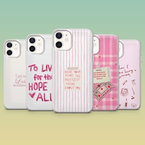 Könnte beinhalten: Fünf Handyhüllen mit verschiedenen Designs. Eine Hülle hat den Text "I am so luck", eine andere sagt "To live for the hope all", und eine dritte lautet "Make your heart the prettiest thing about you". Die anderen beiden Hüllen haben rosa Muster.