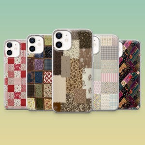 Può includere: Una collezione di cinque custodie per telefoni con design patchwork. Le custodie presentano una varietà di motivi, tra cui floreali, a quadri e geometrici, nelle tonalità del rosso, marrone, beige e viola. Ogni custodia ha un bordo trasparente.
