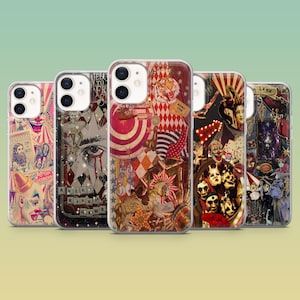Op de afbeelding: Een verzameling van vijf telefoonhoesjes met unieke, vintage circus-thema ontwerpen. Elk hoesje heeft een andere collage van afbeeldingen, waaronder clowns, tijgers en carrouselpaarden, in een mix van rode, roze en crèmekleuren.