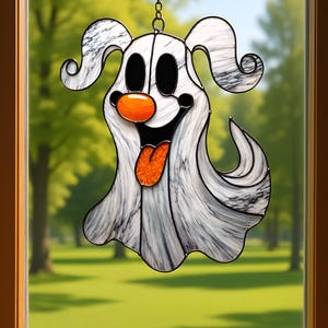 Puede incluir: Un fantasma de vidriera con una expresión feliz, con un diseño veteado en blanco y negro. El fantasma tiene una nariz y una lengua naranjas y cuelga de una cadena. El fondo muestra un césped verde y árboles.