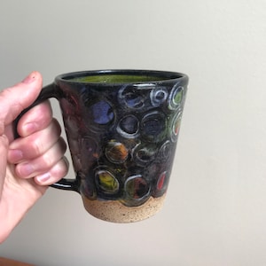 Taza de cerámica pintada a mano con patrón circular abstracto