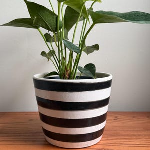 Pot de fleurs en céramique fait main à rayures noires et blanc cassé