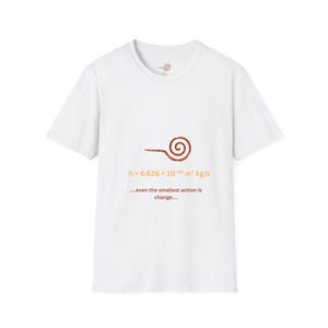 Könnte beinhalten: Weißes T-Shirt mit einem braunen Spiraldesign und dem Text "h = 6.626 x 10⁻³⁴ m² kg/s ...even the smallest action is change...." Das Shirt hat einen Rundhalsausschnitt und kurze Ärmel.