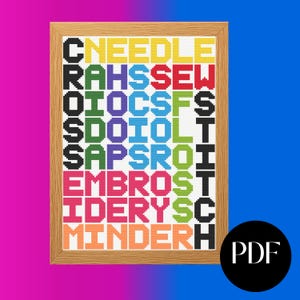 Może przedstawiać: Oprawiony haft krzyżykowy z napisem "Cross Stitch Embroidery" w różnych kolorach. Tekst jest ułożony pionowo na białym tle. Rama jest w kolorze jasnobrązowym. Ikona PDF znajduje się w prawym dolnym rogu.