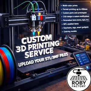 以下が含まれることがあります： 「CUSTOM 3D PRINTING SERVICE」と「UPLOAD YOUR STL/3MF FILES」の文字が入った3Dプリンター。マルチカラー印刷、カスタムパーツ、CAD設計に対応。最大450mmまで印刷可能で、パーソナライズされたアイテム、キーチェーン、スマートガジェットを提供しています。