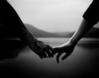 Fotografía de manos en blanco y negro. Impresión artística emotiva para pared. Fotografía minimalista (Reino Unido).