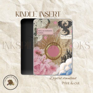 Könnte beinhalten: Kindle-Einsatz mit floralem und Fantasy-Design. Der Einsatz zeigt rosa Lilien, einen goldgerahmten Kreis, einen schwarzen Drachen und den Text "Sorry, my weekend is booked..." und "I am the dragon". Die Wörter "Digital download" und "Print & cut" sind ebenfalls sichtbar.