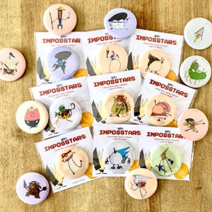 Puede incluir: Colección de insignias redondas con personajes únicos de juegos retro. Cada insignia tiene un diseño de dibujos animados colorido y el texto "IMPOSSTARS". Las insignias están empaquetadas en tarjetas con el texto "Unique Retro Game Character Large Pin Badge".