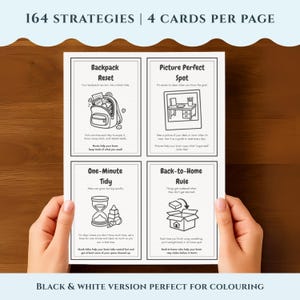 Pode incluir: Um cart&atilde;o branco com quatro ilustra&ccedil;&otilde;es e texto em preto e branco, segurado por duas m&atilde;os. O texto do cart&atilde;o diz "164 ESTRAT&Eacute;GIAS | 4 CART&Otilde;ES POR P&Aacute;GINA" e "VERS&Atilde;O PRETO E BRANCO PERFEITA PARA COLORIR."