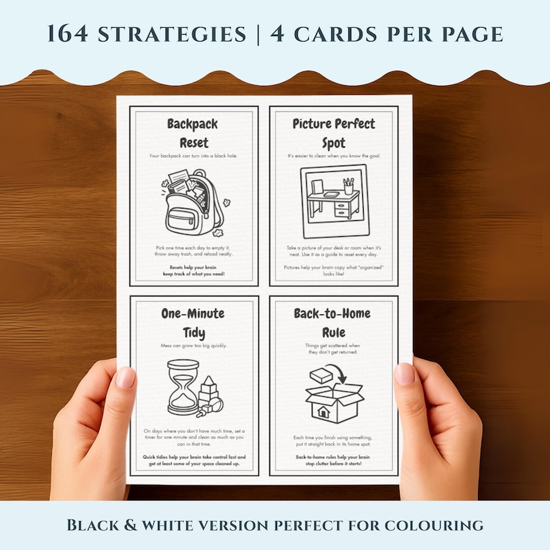 Pode incluir: Um cart&atilde;o branco com quatro ilustra&ccedil;&otilde;es e texto em preto e branco, segurado por duas m&atilde;os. O texto do cart&atilde;o diz "164 ESTRAT&Eacute;GIAS | 4 CART&Otilde;ES POR P&Aacute;GINA" e "VERS&Atilde;O PRETO E BRANCO PERFEITA PARA COLORIR."