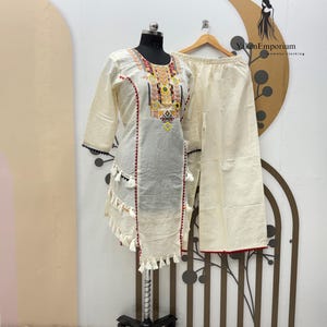 Weißer Khadi Cotton Salwar Kameez, Stickdatei Set