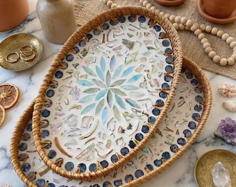 Rattan Tablett mit Perlmutteinlage, dekoratives rundes Serviertablett, handgefertigtes Boho Wohndekor, handgefertigtes gewebtes Serviertablett