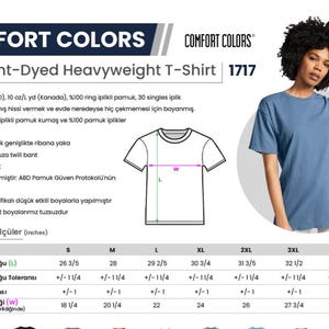 Puede incluir: Una mujer lleva una camiseta azul Comfort Colors Garment-Dyed Heavyweight. La imagen incluye una tabla de tallas con medidas en cm y detalles sobre la tela y la confecci&oacute;n de la camiseta.