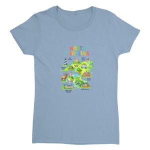 Peut inclure: T-shirt bleu clair orné d'une carte colorée de la Caroline du Nord, avec des monuments comme Cape Hatteras et Tryon Palace. Le texte "North Carolina" est en couleurs arc-en-ciel. Un t-shirt décontracté et confortable.