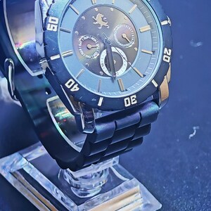 Reloj cronógrafo de buceo, elegante reloj de lujo en negro y dorado para hombre. imagen 9