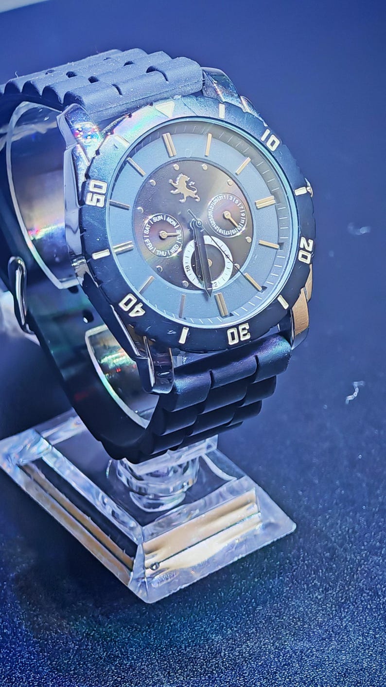 Reloj cronógrafo de buceo, elegante reloj de lujo en negro y dorado para hombre. imagen 9