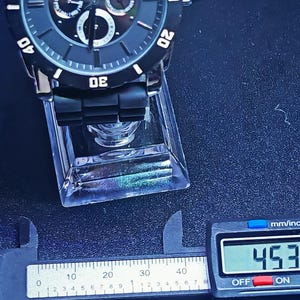 Reloj cronógrafo de buceo, elegante reloj de lujo en negro y dorado para hombre. imagen 6