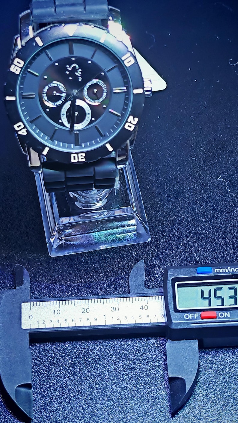 Reloj cronógrafo de buceo, elegante reloj de lujo en negro y dorado para hombre. imagen 6