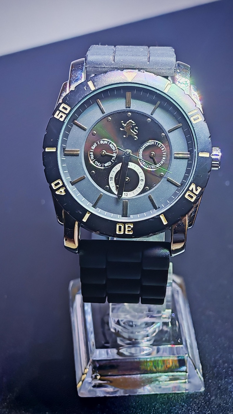 Reloj cronógrafo de buceo, elegante reloj de lujo en negro y dorado para hombre. imagen 1
