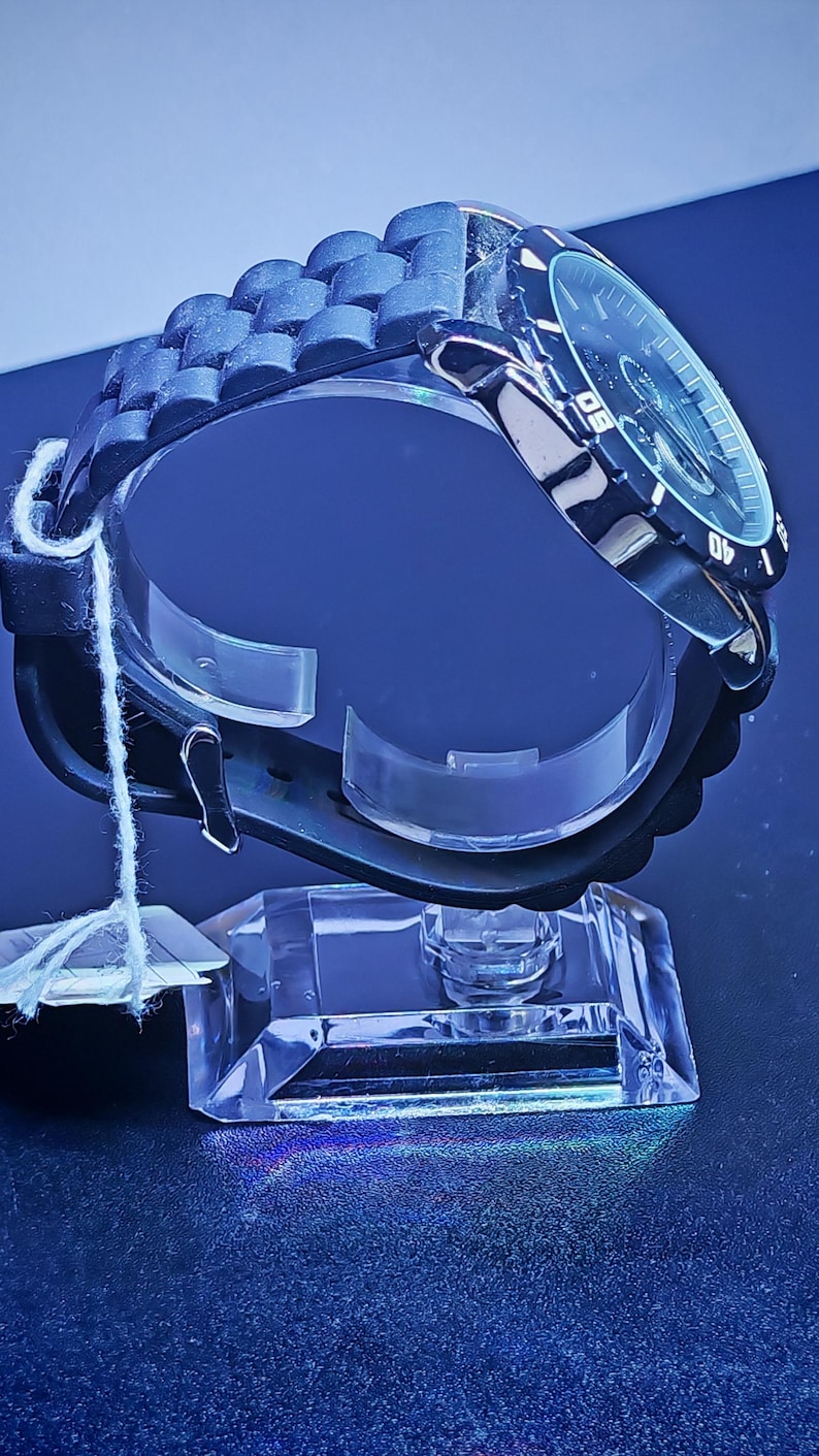 Reloj cronógrafo de buceo, elegante reloj de lujo en negro y dorado para hombre. imagen 2