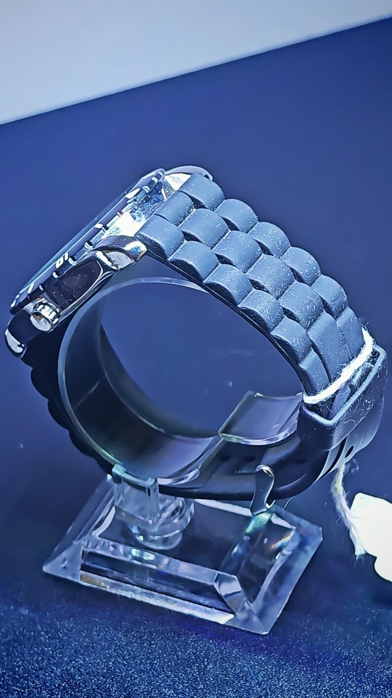 Reloj cronógrafo de buceo, elegante reloj de lujo en negro y dorado para hombre. imagen 7