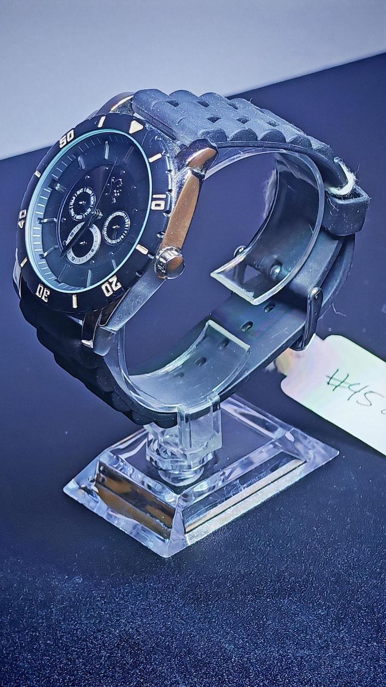 Reloj cronógrafo de buceo, elegante reloj de lujo en negro y dorado para hombre. imagen 10