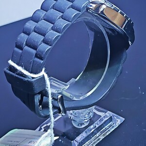 Reloj cronógrafo de buceo, elegante reloj de lujo en negro y dorado para hombre. imagen 3