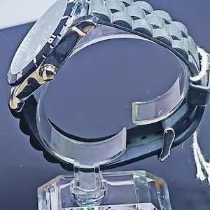 Reloj cronógrafo de buceo, elegante reloj de lujo en negro y dorado para hombre. imagen 4