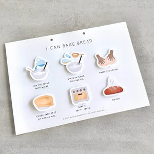 Op de afbeelding: Een witte kaart met de tekst "I CAN BAKE BREAD" en geïllustreerde stappen voor het bakken van brood. De stappen omvatten het mengen van gist, het kloppen van bloem, het kneden van deeg, het laten rusten, het bakken op 177°C en het genieten van het brood.