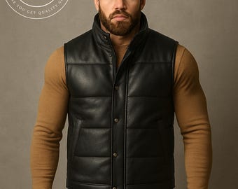 Può includere: Un gilet in pelle nera con un design trapuntato, colletto a lupetto e chiusura con bottoni. Indossato sopra un maglione color beige e abbinato a jeans blu. L'immagine include il testo "PLANIO LEATHER" in un logo circolare.