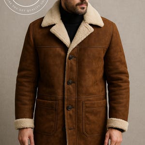 Puede incluir: Un abrigo de cuero marrón con cuello y puños de borrego color crema. El abrigo tiene cierre de botones, dos bolsillos delanteros y el logotipo de Planio Leather en un círculo en la parte superior izquierda.