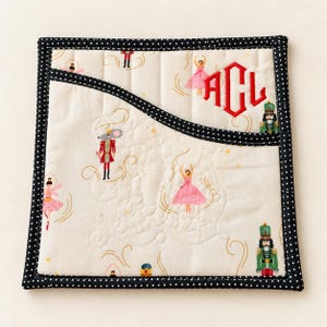 Personlig julgrytlapp med framficka, handgjord köksdekoration i bomull, broderad monogram