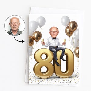 Può includere: Biglietto di compleanno con un'illustrazione a cartoni animati di un uomo seduto su un grande numero 80 dorato. L'uomo tiene in mano calici di champagne, circondato da palloncini dorati e bianchi. Una foto dell'uomo è nell'angolo in alto a sinistra.
