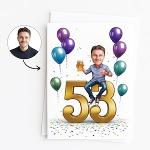 Peut inclure: Carte d'anniversaire avec une illustration de dessin animé d'une personne assise sur un grand chiffre doré 53, tenant une bière et faisant un signe de pouce. Des ballons colorés et des confettis entourent la figure. Une photo de la personne est dans le coin supérieur gauche.