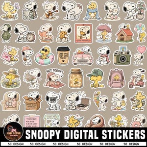 Pode incluir: Uma coleção de cinquenta adesivos digitais apresentando Snoopy e Woodstock em várias atividades, incluindo ler, beber café, segurar flores e interagir com objetos como câmeras, carros e potes, com o texto Snoopy Digital Stickers.