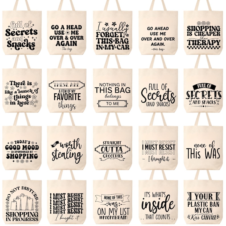 K&ouml;nnte beinhalten: Eine Auswahl an beigefarbenen Canvas-Tragetaschen mit verschiedenen schwarzen Textdesigns. Die Taschen zeigen humorvolle S&auml;tze wie "Secrets and Snacks", "Shopping is Cheaper Than Therapy" und "I Must Resist". Jede Tasche hat zwei Griffe.