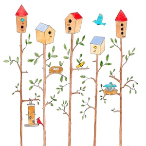Könnte beinhalten: Eine Aquarellillustration von fünf Vogelhäusern auf hohen Stangen mit grünen Blättern und Zweigen. Es gibt Vögel, eine Vogeltränke und ein Nest mit Eiern. Der Hintergrund ist weiß mit kleinen Blumen unten.