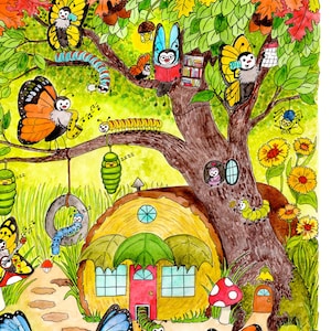 Könnte beinhalten: Eine fantasievolle Illustration einer Waldszene mit einem Baumhaus, Schmetterlingen, Raupen und Marienkäfern. Das Baumhaus ist aus einem Baumstamm gebaut und hat eine rote Tür. Die Schmetterlinge sind blau, orange und gelb. Die Raupen sind grün und gelb. Die Marienkäfer sind rot mit schwarzen Punkten.