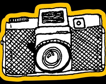 Puede incluir: Ilustración en blanco y negro de una cámara vintage con contorno amarillo. La cámara tiene una lente, un visor y un patrón de rejilla en los laterales. El diseño es simple y gráfico, adecuado para entusiastas de la fotografía.