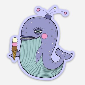 Op de afbeelding: Een grillige sticker met een paarse walvis met witte stippen, die een ijsje vasthoudt. De walvis heeft een groot oog, een roze wang en een decoratieve antenne. De ijshoorntje heeft drie bolletjes.