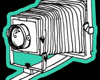 Puede incluir: Dibujo lineal en blanco y negro de una cámara de fuelle vintage con un contorno verde. La cámara tiene una lente grande, un fuelle acanalado y un cuerpo rectangular. La cámara está montada sobre un soporte.