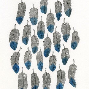 Puede incluir: Una colecci&oacute;n de 20 dibujos en blanco y negro de plumas, cada uno con una lavada de acuarela azul en la parte inferior.