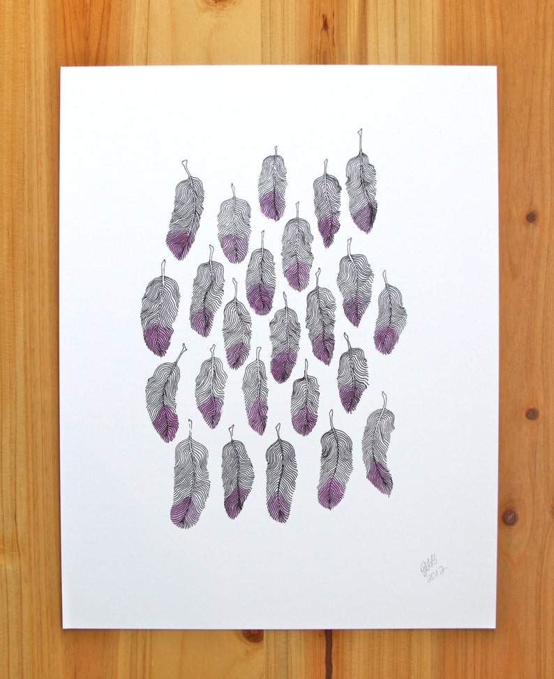 Puede incluir: Una ilustraci&oacute;n en blanco y negro de un grupo de plumas con sombreado morado. Las plumas est&aacute;n dispuestas en un patr&oacute;n circular. La imagen est&aacute; firmada "gff 2013".