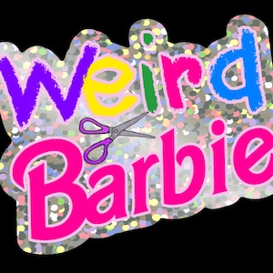 Könnte beinhalten: Ein Aufkleber mit dem Schriftzug "Weird Barbie" in einer farbenfrohen, verspielten Schriftart. Das Wort "Weird" ist in Lila, Gelb, Grün und Blau gehalten, während "Barbie" in Pink gehalten ist. Eine lila Schere befindet sich zwischen den Wörtern. Der Hintergrund ist silberfarben mit Glitzer.