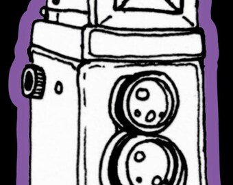 Puede incluir: Ilustración en blanco y negro de una cámara réflex de doble objetivo vintage. La cámara tiene un cuerpo cuadrado con dos lentes circulares y un visor en la parte superior. La imagen está delineada en púrpura.