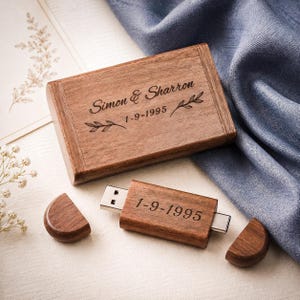 Peut inclure: Une boîte rectangulaire en bois et une clé USB en bois assortie avec un double connecteur. La boîte est gravée avec le texte Simon & Sharron et 1-9-1995 avec des motifs de feuilles. La clé USB porte la date 1-9-1995 et deux capuchons.