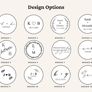 Puede incluir: Doce opciones de dise&ntilde;o circulares con texto e ilustraciones en negro sobre un fondo crema. Los dise&ntilde;os incluyen iniciales, fechas y nombres, con acentos florales y de coraz&oacute;n. El texto "Design Options" est&aacute; en la parte superior.
